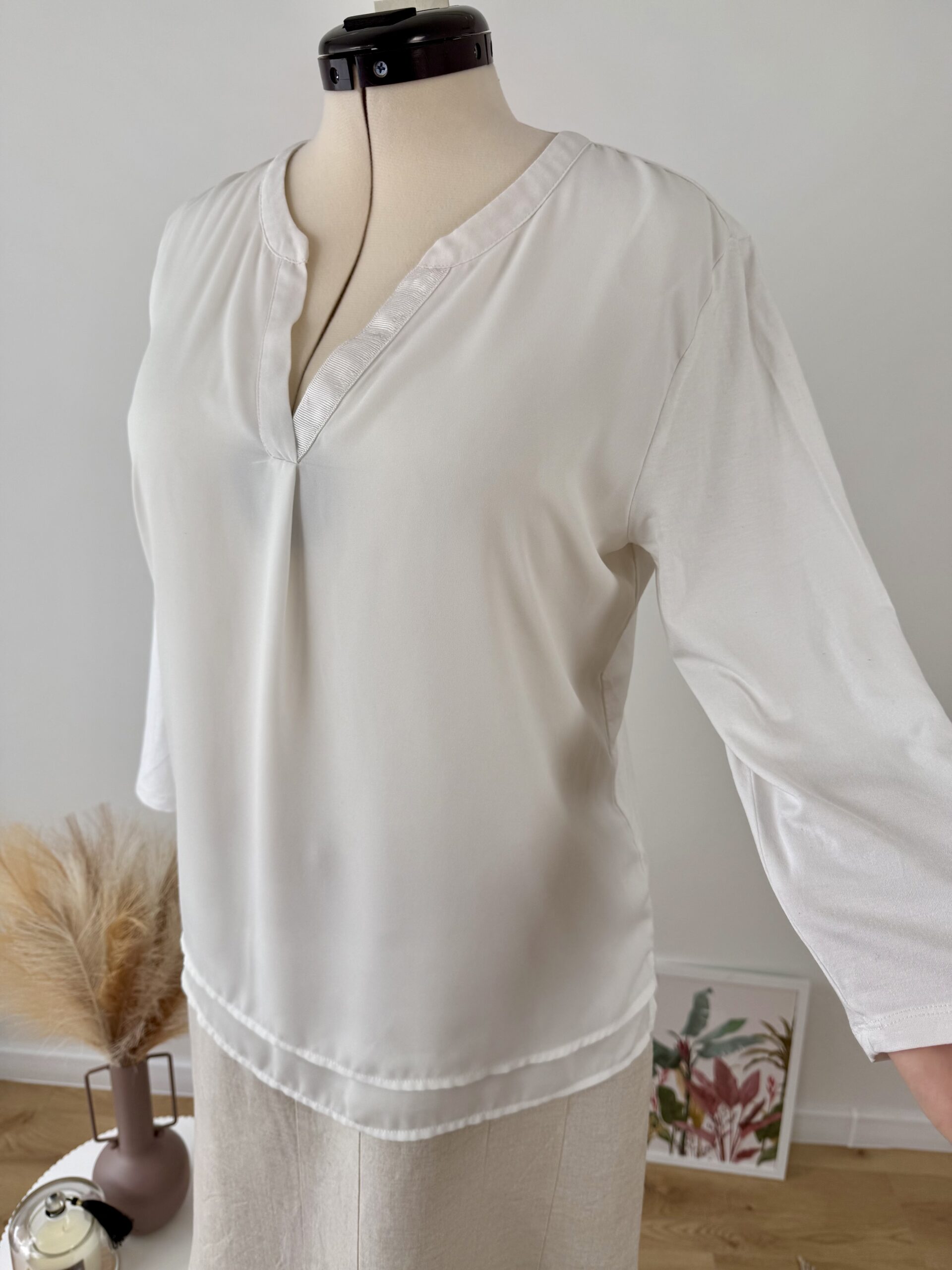 bluzka-smietankowa-elegancka-z-dekoltem-v-basic-smart-casual-twist