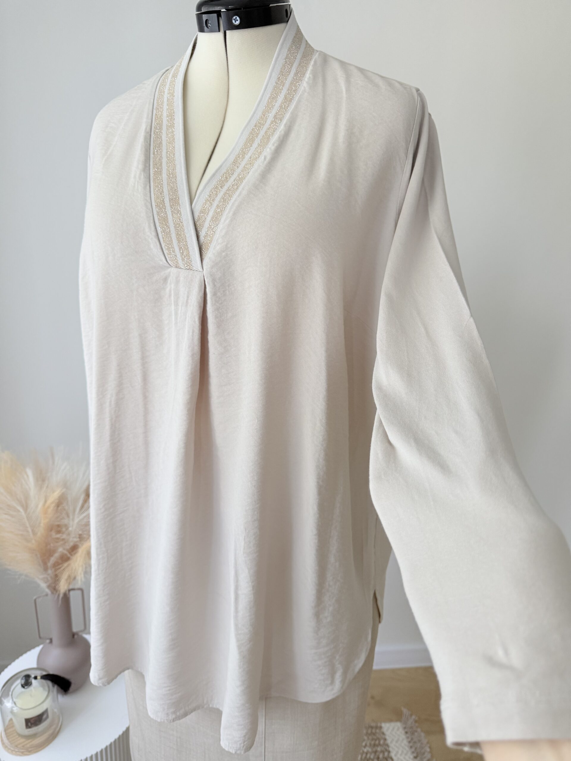 tunika-oversize-kremowa-wiskozowa-z-dekoltem-v-mint-velvet