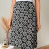 spodnica-trapezowa-czarno-biala-z-lnem-elegancka-laura-ashley