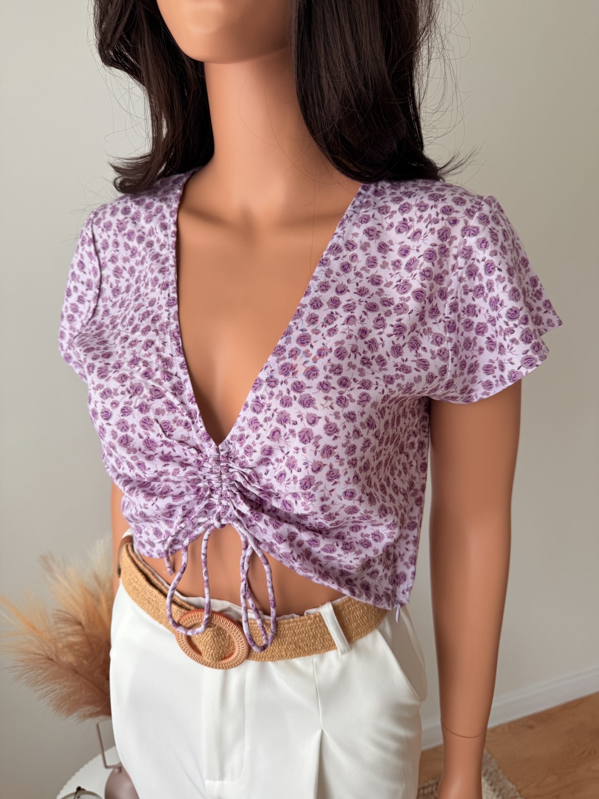 crop-top-liliowy-w-drobne-roze-z-marszczeniem-motel crop-top-liliowy-w-drobne-roze-z-marszczeniem-motel
