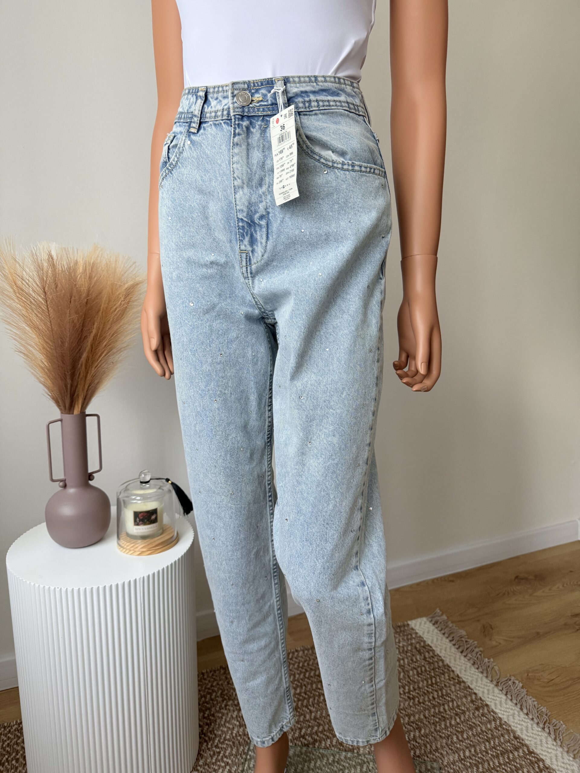 jeansy-mom-fit-z-wysokim-stanem-i-dzetami-cropp jeansy-mom-fit-z-wysokim-stanem-i-dzetami-cropp